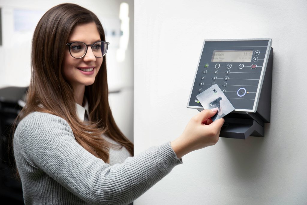 Smart card authentication terminal